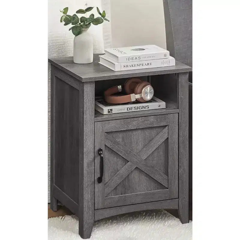Mesita de noche con puerta estilo granero, mesa de noche con compartimento abierto, gris niebla, capacidad de 132 lb