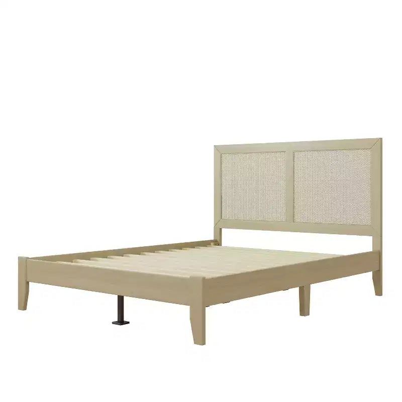 Cama de plataforma de madera de caucho con cabecero tejido de ratán, acabado natural
