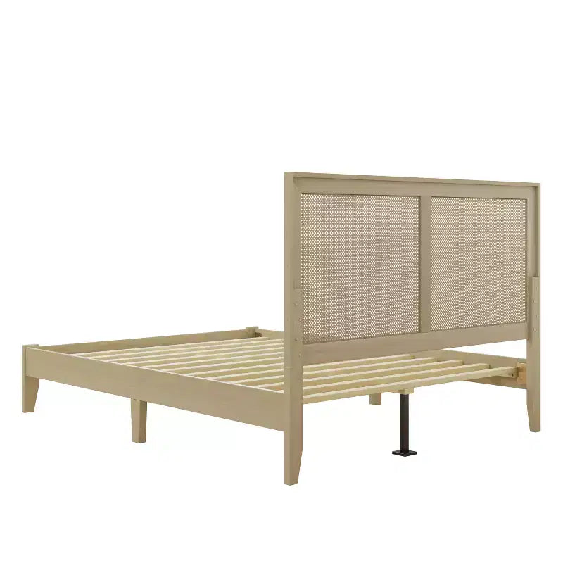 Plattformbett aus Gummibaumholz mit gewebtem Kopfteil aus Rattan, natur
