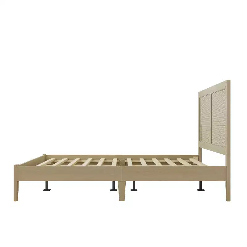 Plattformbett aus Gummibaumholz mit gewebtem Kopfteil aus Rattan, natur