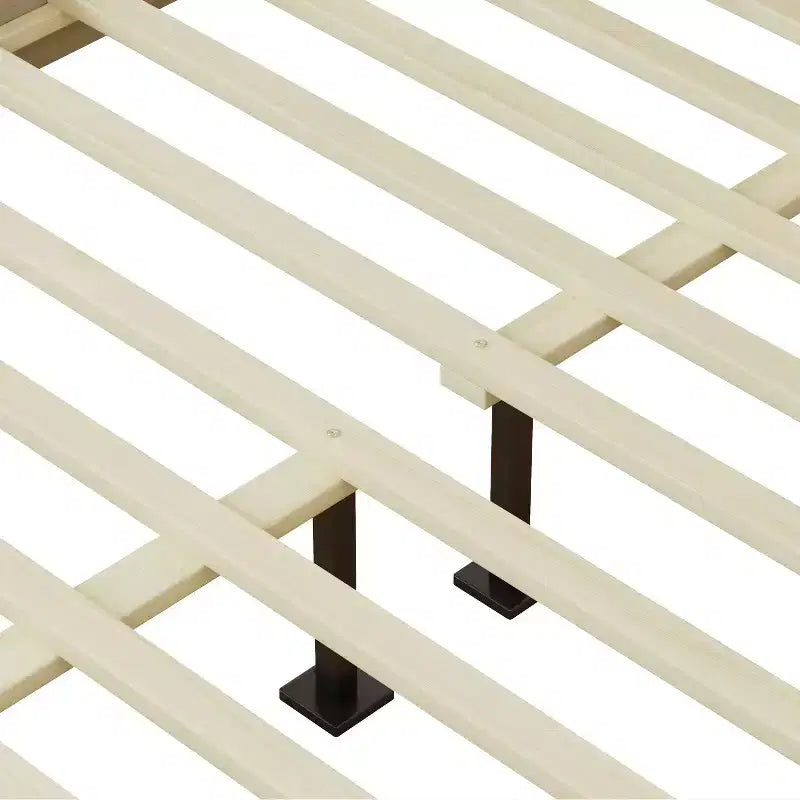 Plattformbett aus Gummibaumholz mit gewebtem Kopfteil aus Rattan, natur