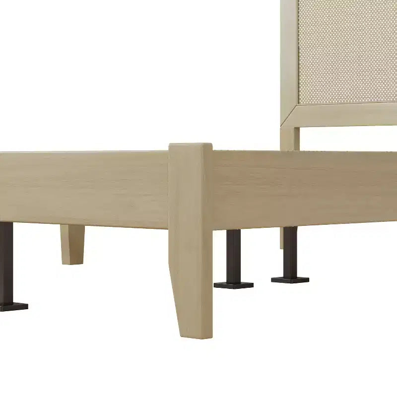 Plattformbett aus Gummibaumholz mit gewebtem Kopfteil aus Rattan, natur