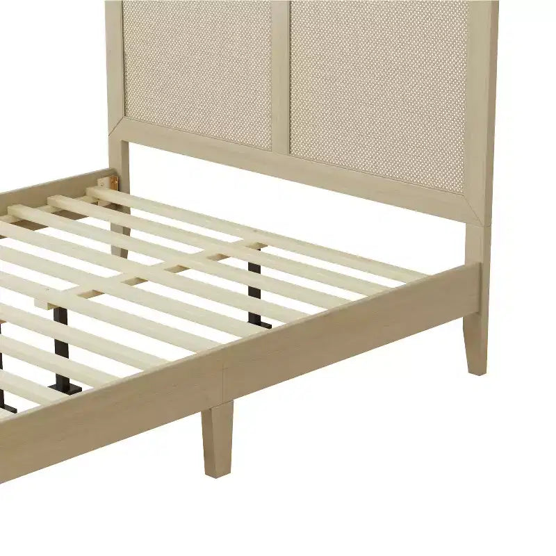 Plattformbett aus Gummibaumholz mit gewebtem Kopfteil aus Rattan, natur