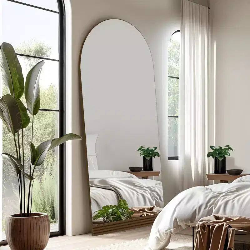 Miroir mural arqué pleine longueur avec cadre en bois, 31 in. W x 71 in. H, base en bois rayée marron