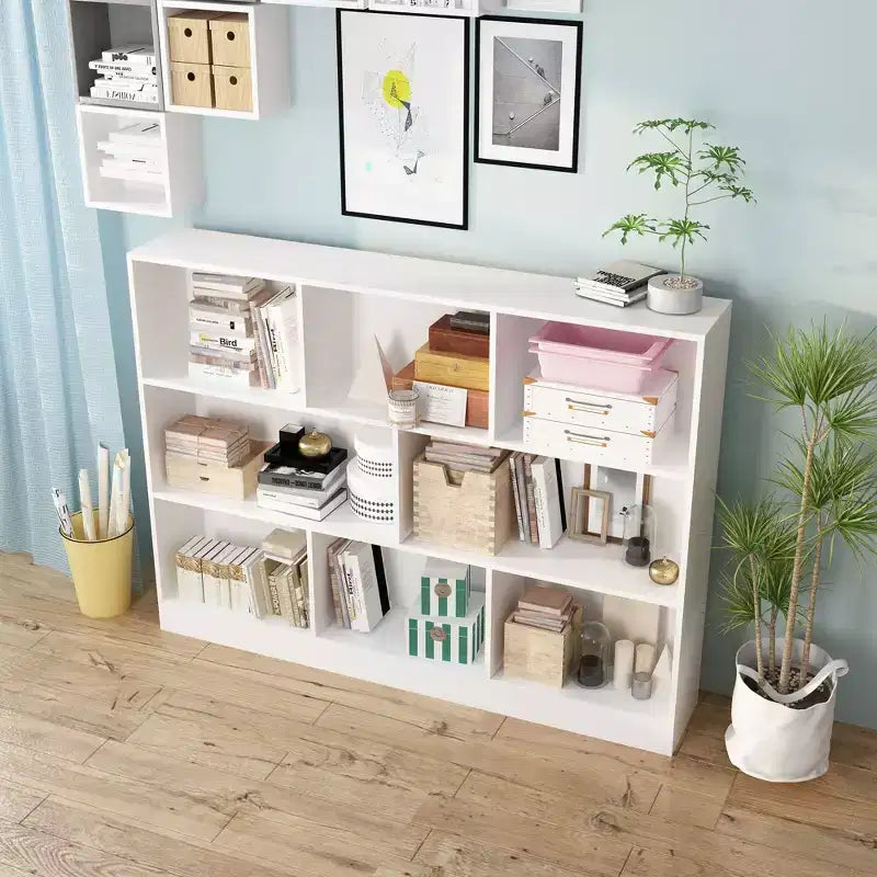 Weißes Standard-Bücherregal mit mehreren Fächern: minimalistisches Design, reichlich offener Stauraum