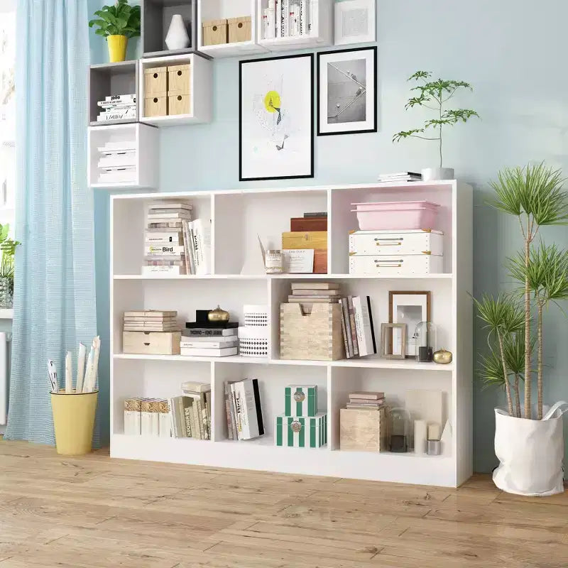 Weißes Standard-Bücherregal mit mehreren Fächern: minimalistisches Design, reichlich offener Stauraum