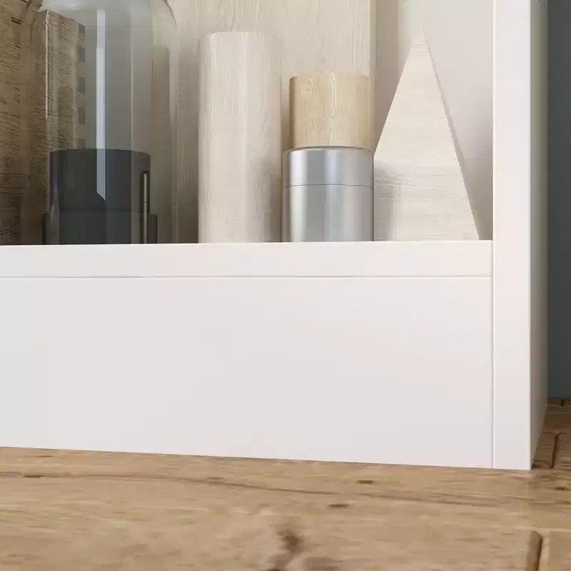 Weißes Standard-Bücherregal mit mehreren Fächern: minimalistisches Design, reichlich offener Stauraum