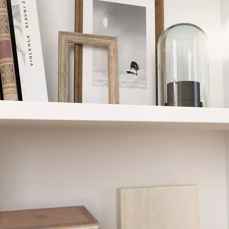 Weißes Standard-Bücherregal mit mehreren Fächern: minimalistisches Design, reichlich offener Stauraum