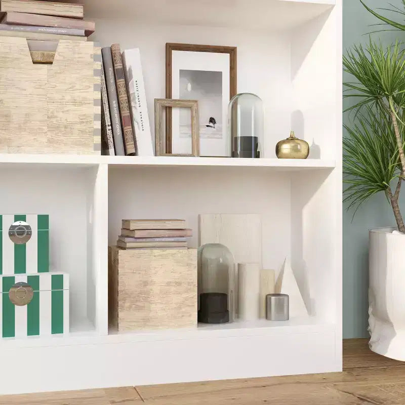 Weißes Standard-Bücherregal mit mehreren Fächern: minimalistisches Design, reichlich offener Stauraum