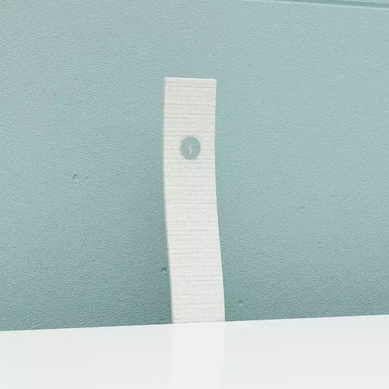 Weißes Standard-Bücherregal mit mehreren Fächern: minimalistisches Design, reichlich offener Stauraum