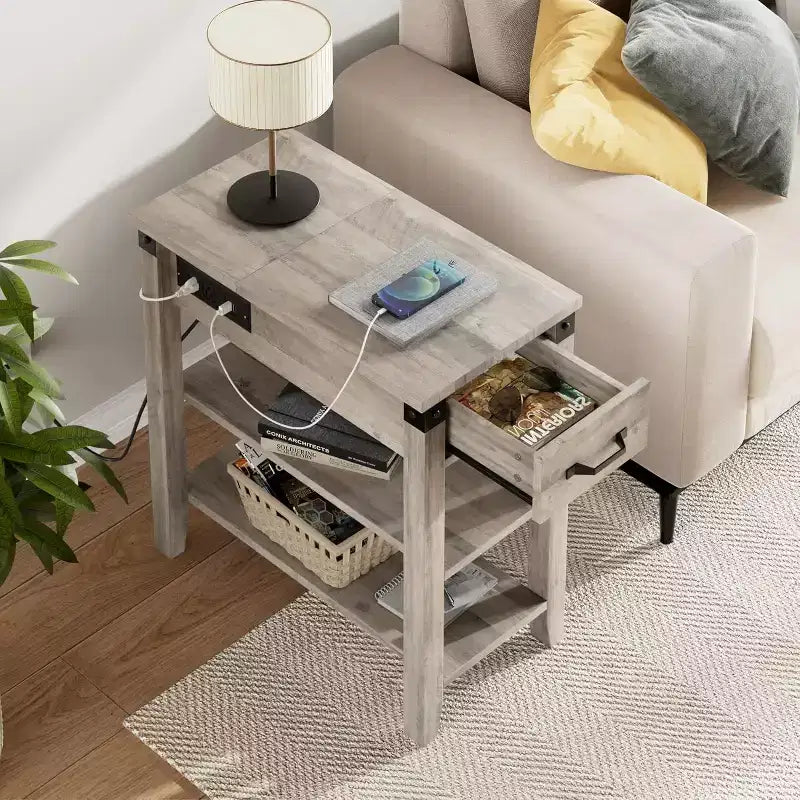 Table d’appoint avec station de recharge, table d’appoint étroite à 3 niveaux avec tiroir et rangement, table d’appoint en bois pour salon, chambre ou bureau