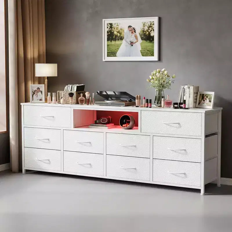 Weiße Kommode mit 10 Schubladen, TV-Ständer für 65-Zoll-Fernseher mit Ladestation, LED-Leuchten, Medienkonsole, 55 Zoll breit, Schlafzimmerkommode, Entertainment-Möbel