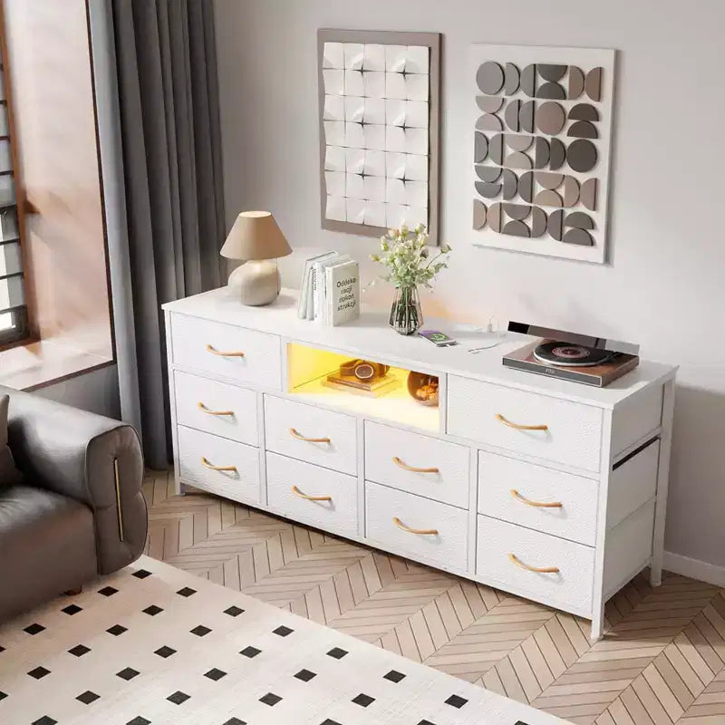 Commode blanche à 10 tiroirs faisant office de meuble TV pour téléviseur de 65 pouces, avec station de recharge, éclairage LED, console multimédia de 55 pouces de large, meuble de rangement pour chambre et meuble de divertissement