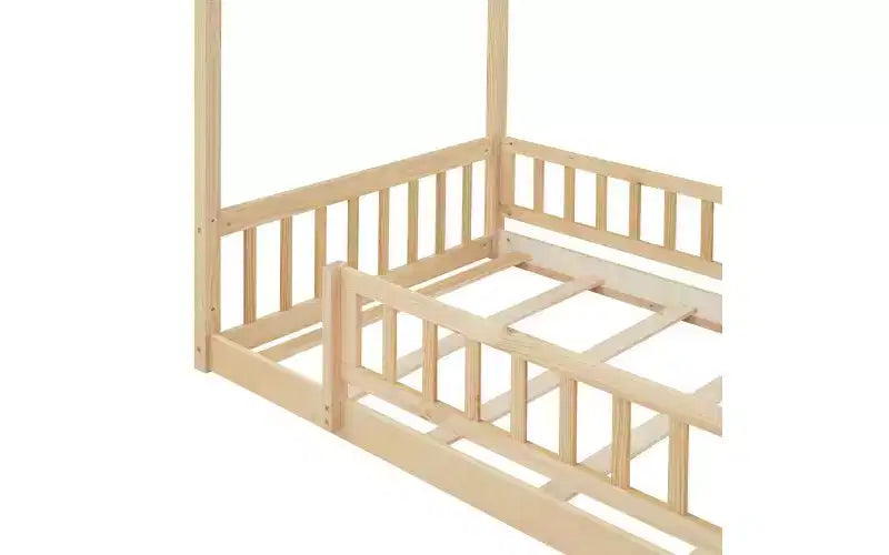 Modernes Spiel- und Schlafbett für Kinder in Einzelbettgröße, Hausbettgestell mit Gitter und Dach, Bodenbett für Kleinkinder aus Kiefernholz für Kinder und Jugendliche