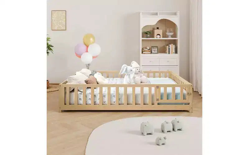 Estructura de cama de plataforma tamaño Full para niños con barandilla de seguridad y puertas abatibles, estructura de cama de suelo, cama de madera multiusos para niños pequeños