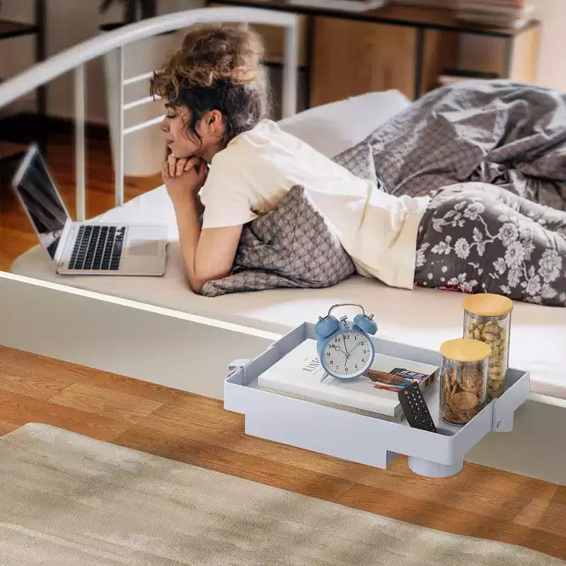 Estante de cama, estante plegable con pinza para litera, mesita de noche con cajón, soporte para taza y cable, blanco