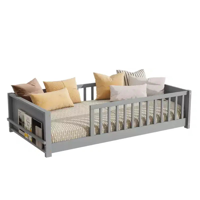 Einzelbett mit Bodenplattform und integriertem Bücherregal, Schutzgittern und stabilem Holzgestell, platzsparendes Design fürs Kinderzimmer