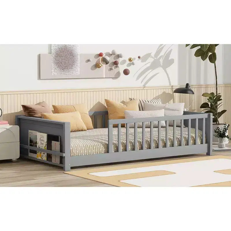 Einzelbett mit Bodenplattform und integriertem Bücherregal, Schutzgittern und stabilem Holzgestell, platzsparendes Design fürs Kinderzimmer