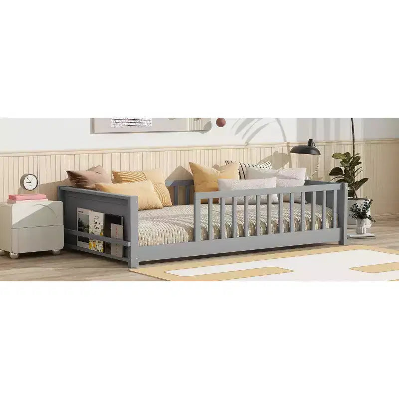 Einzelbett mit Bodenplattform und integriertem Bücherregal, Schutzgittern und stabilem Holzgestell, platzsparendes Design fürs Kinderzimmer