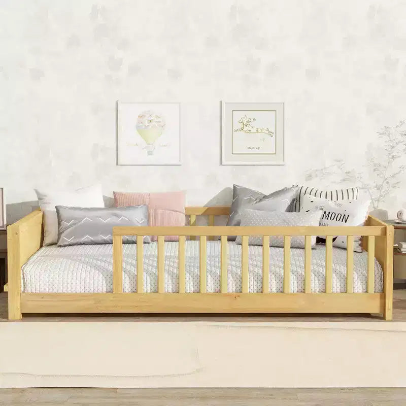 Einzelbett mit Bodenplattform und integriertem Bücherregal, Schutzgittern und stabilem Holzgestell, platzsparendes Design fürs Kinderzimmer