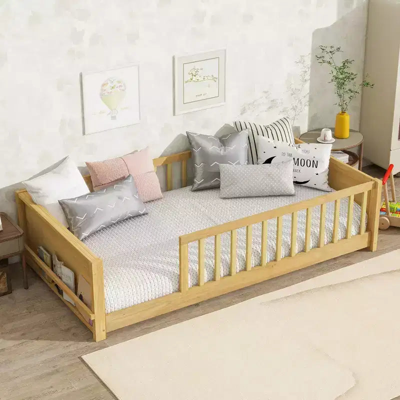 Einzelbett mit Bodenplattform und integriertem Bücherregal, Schutzgittern und stabilem Holzgestell, platzsparendes Design fürs Kinderzimmer