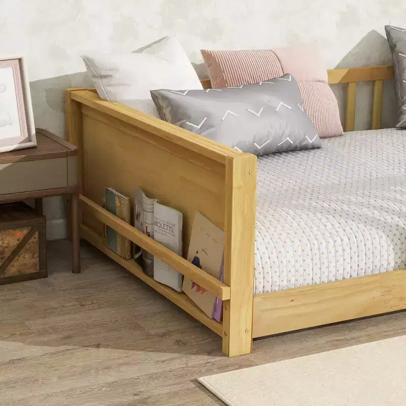 Einzelbett mit Bodenplattform und integriertem Bücherregal, Schutzgittern und stabilem Holzgestell, platzsparendes Design fürs Kinderzimmer