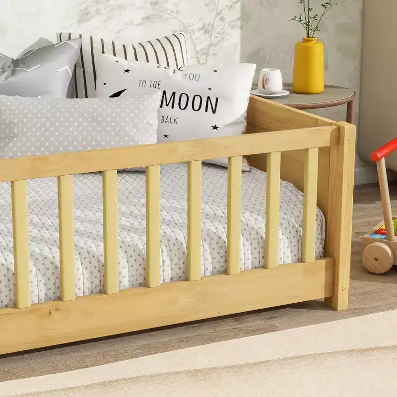 Einzelbett mit Bodenplattform und integriertem Bücherregal, Schutzgittern und stabilem Holzgestell, platzsparendes Design fürs Kinderzimmer