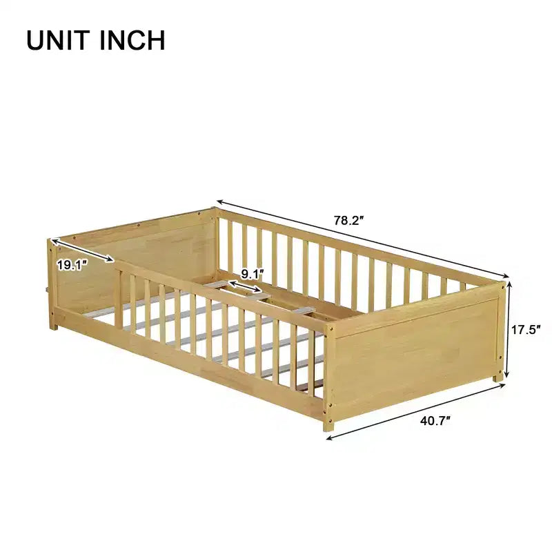 Einzelbett mit Bodenplattform und integriertem Bücherregal, Schutzgittern und stabilem Holzgestell, platzsparendes Design fürs Kinderzimmer