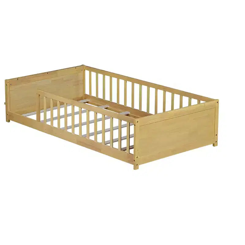 Einzelbett mit Bodenplattform und integriertem Bücherregal, Schutzgittern und stabilem Holzgestell, platzsparendes Design fürs Kinderzimmer