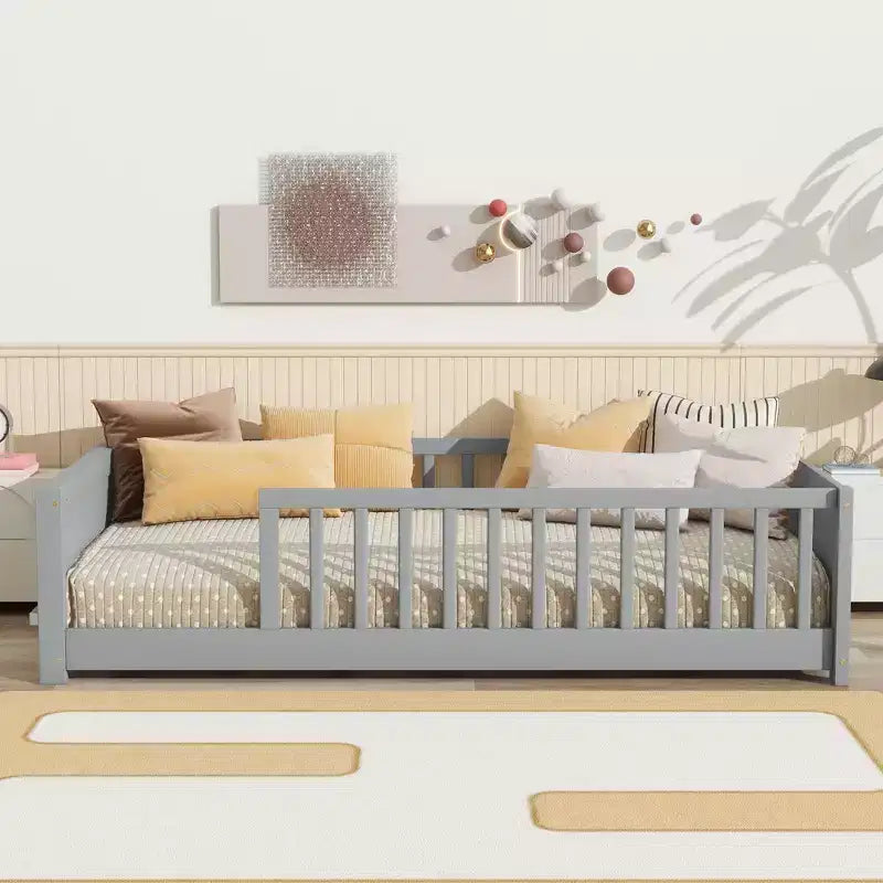 Cama de plataforma baja individual con estantería integrada, barandillas y resistente estructura de madera, diseño que ahorra espacio para el dormitorio infantil