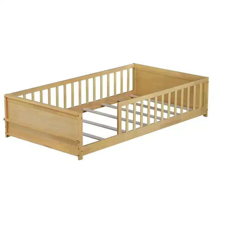 Einzelbett mit Bodenplattform und integriertem Bücherregal, Schutzgittern und stabilem Holzgestell, platzsparendes Design fürs Kinderzimmer