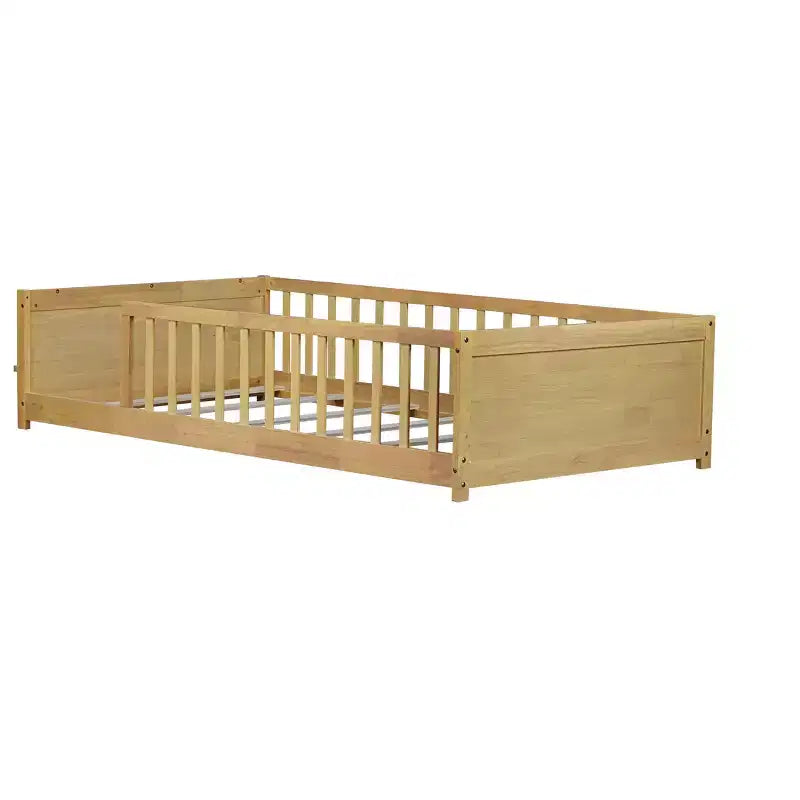Einzelbett mit Bodenplattform und integriertem Bücherregal, Schutzgittern und stabilem Holzgestell, platzsparendes Design fürs Kinderzimmer