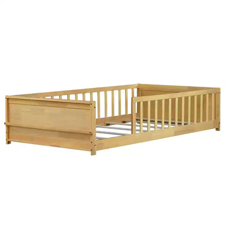 Einzelbett mit Bodenplattform und integriertem Bücherregal, Schutzgittern und stabilem Holzgestell, platzsparendes Design fürs Kinderzimmer