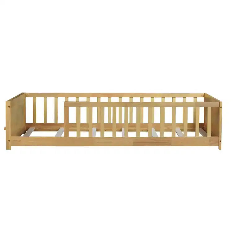 Einzelbett mit Bodenplattform und integriertem Bücherregal, Schutzgittern und stabilem Holzgestell, platzsparendes Design fürs Kinderzimmer