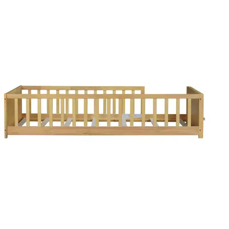 Einzelbett mit Bodenplattform und integriertem Bücherregal, Schutzgittern und stabilem Holzgestell, platzsparendes Design fürs Kinderzimmer