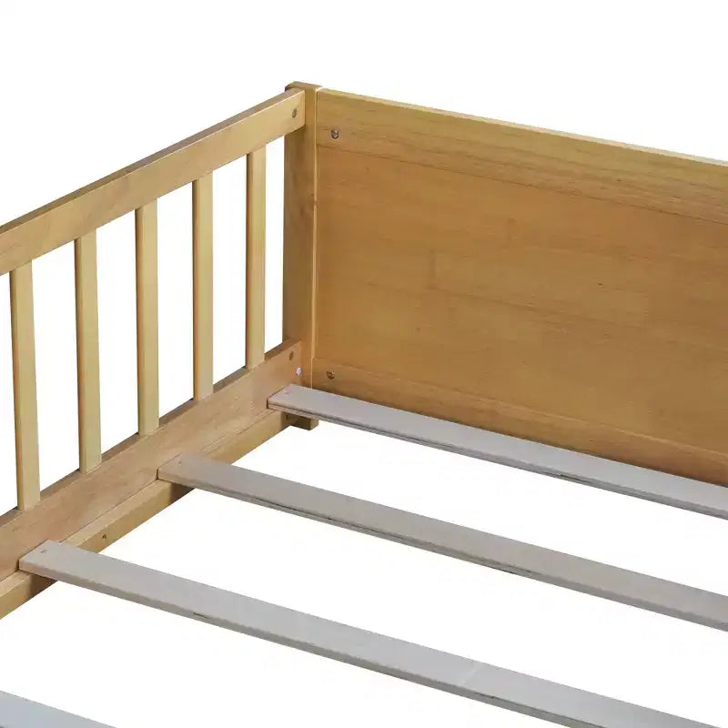 Einzelbett mit Bodenplattform und integriertem Bücherregal, Schutzgittern und stabilem Holzgestell, platzsparendes Design fürs Kinderzimmer
