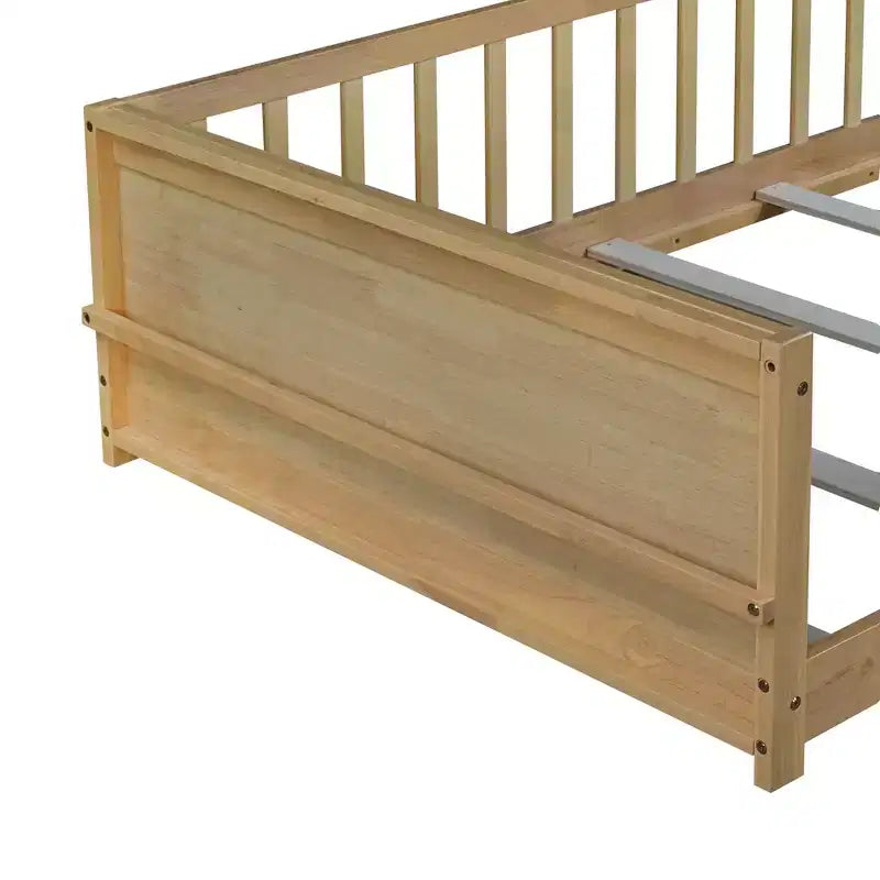 Einzelbett mit Bodenplattform und integriertem Bücherregal, Schutzgittern und stabilem Holzgestell, platzsparendes Design fürs Kinderzimmer