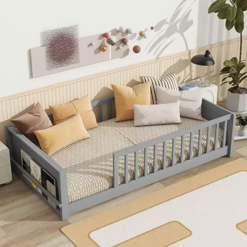 Cama de plataforma baja individual con estantería integrada, barandillas y resistente estructura de madera, diseño que ahorra espacio para el dormitorio infantil