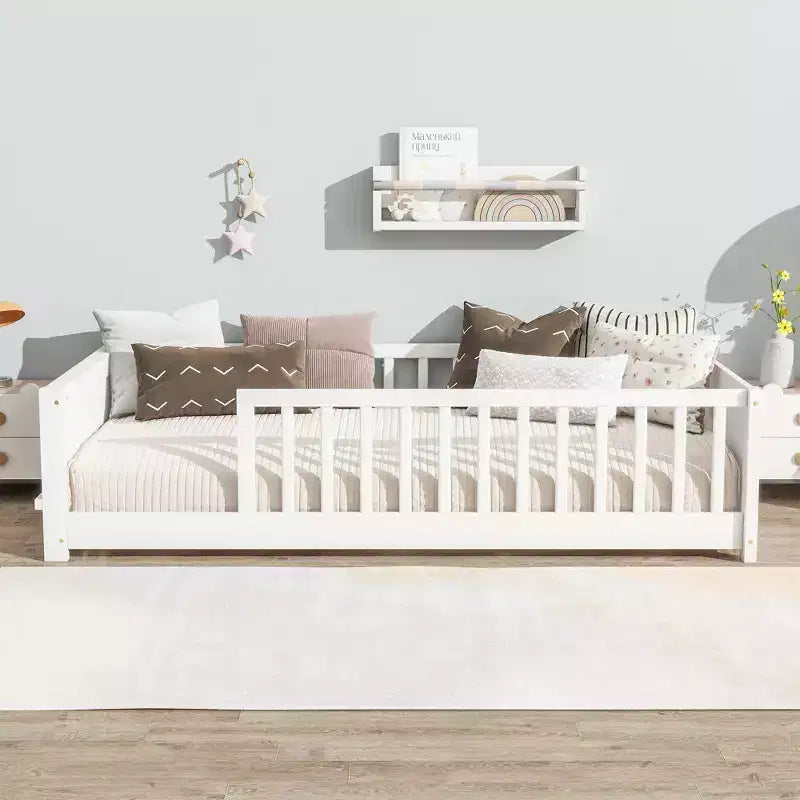 Einzelbett mit Bodenplattform und integriertem Bücherregal, Schutzgittern und stabilem Holzgestell, platzsparendes Design fürs Kinderzimmer