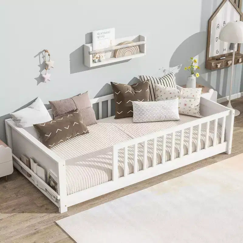 Einzelbett mit Bodenplattform und integriertem Bücherregal, Schutzgittern und stabilem Holzgestell, platzsparendes Design fürs Kinderzimmer