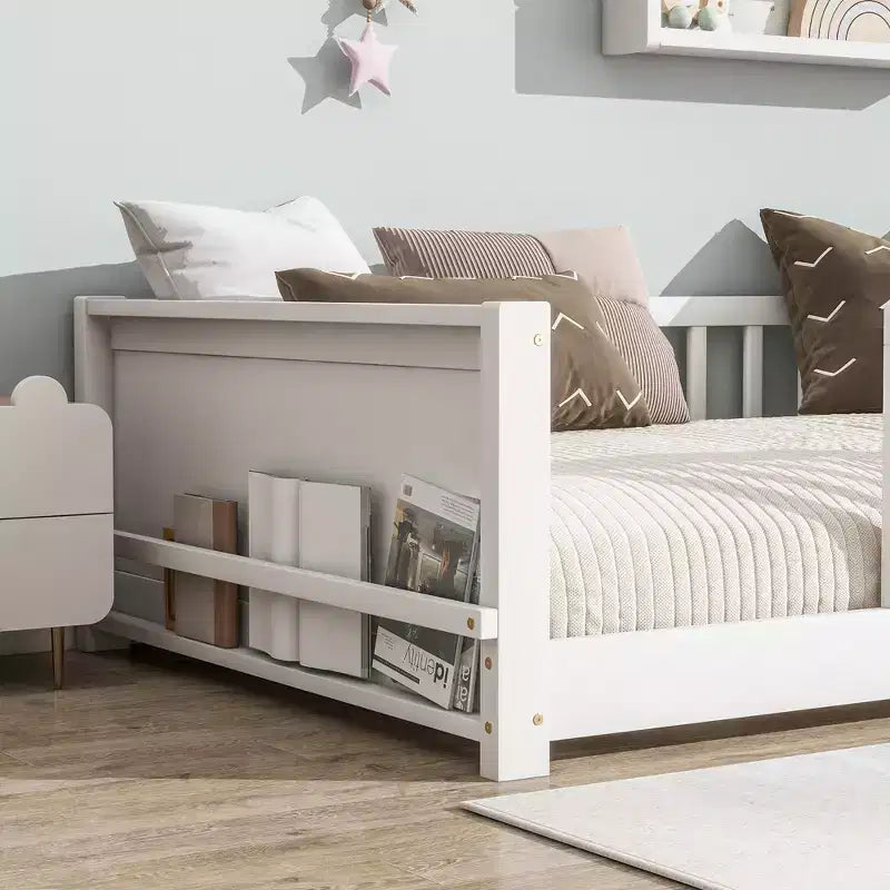 Einzelbett mit Bodenplattform und integriertem Bücherregal, Schutzgittern und stabilem Holzgestell, platzsparendes Design fürs Kinderzimmer