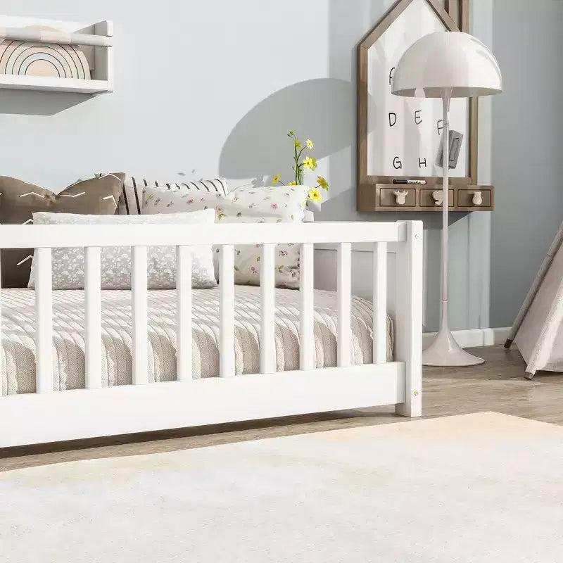 Einzelbett mit Bodenplattform und integriertem Bücherregal, Schutzgittern und stabilem Holzgestell, platzsparendes Design fürs Kinderzimmer