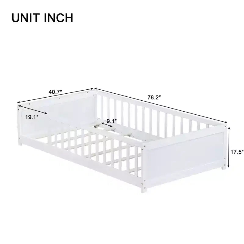 Einzelbett mit Bodenplattform und integriertem Bücherregal, Schutzgittern und stabilem Holzgestell, platzsparendes Design fürs Kinderzimmer