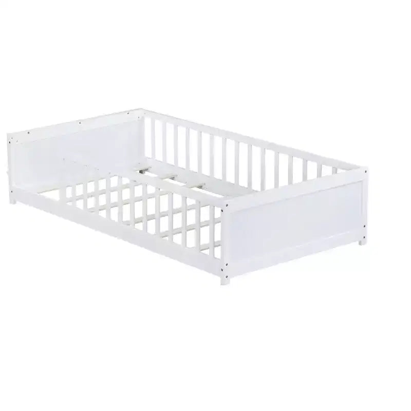 Einzelbett mit Bodenplattform und integriertem Bücherregal, Schutzgittern und stabilem Holzgestell, platzsparendes Design fürs Kinderzimmer