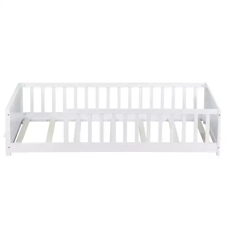 Einzelbett mit Bodenplattform und integriertem Bücherregal, Schutzgittern und stabilem Holzgestell, platzsparendes Design fürs Kinderzimmer