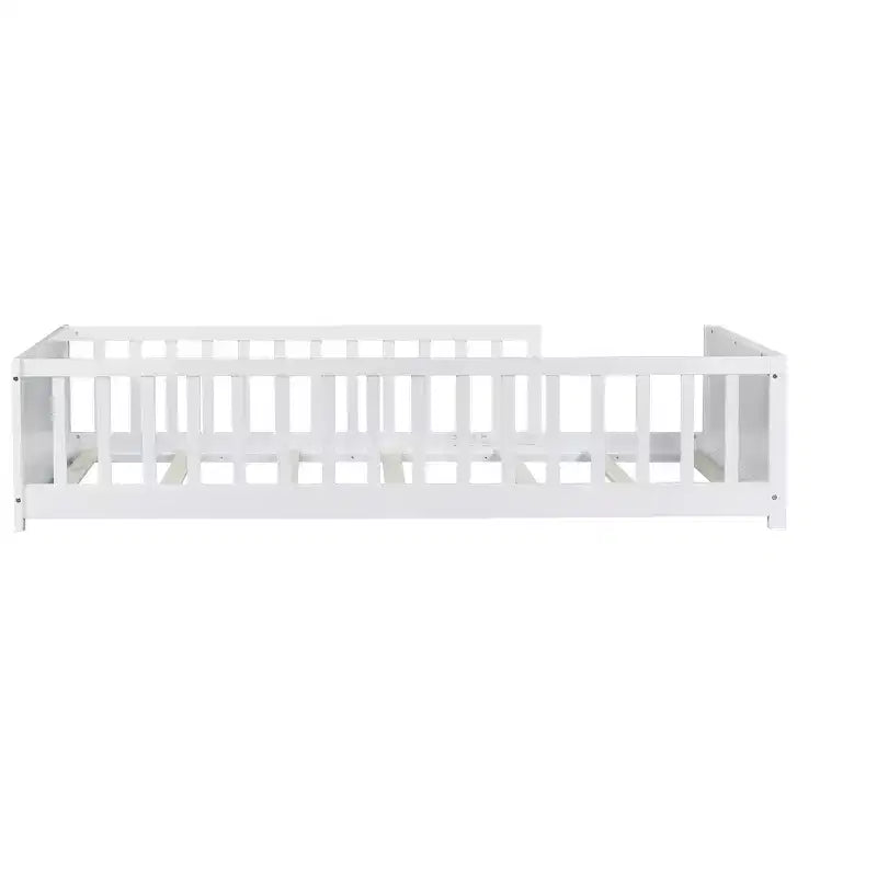 Einzelbett mit Bodenplattform und integriertem Bücherregal, Schutzgittern und stabilem Holzgestell, platzsparendes Design fürs Kinderzimmer