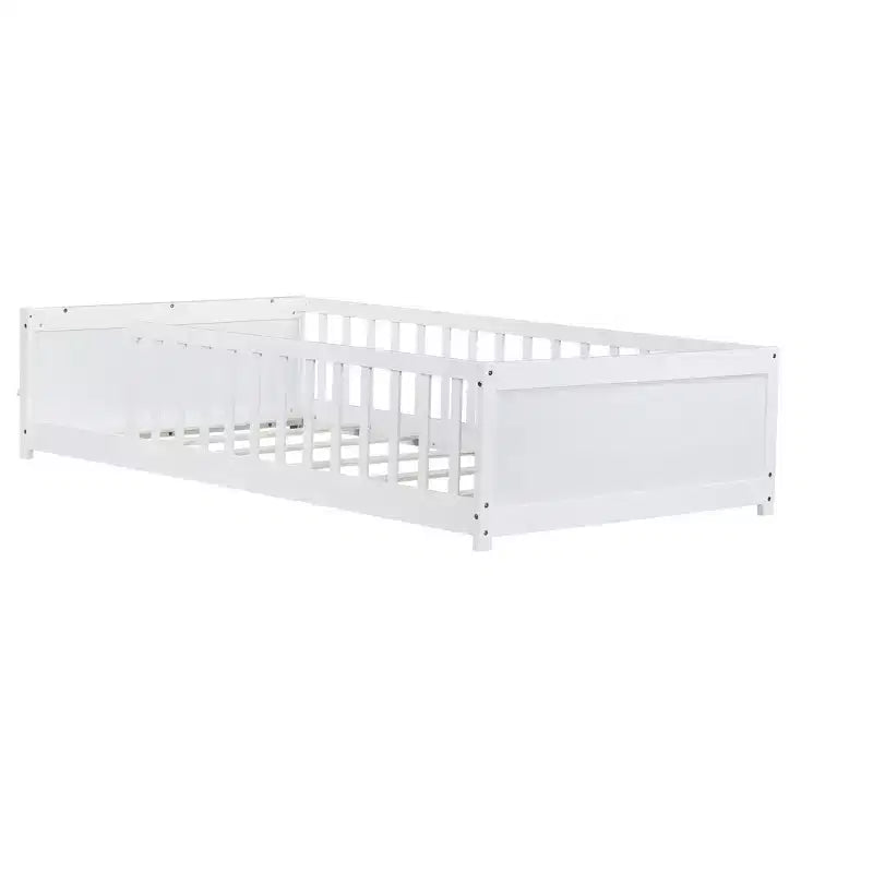 Einzelbett mit Bodenplattform und integriertem Bücherregal, Schutzgittern und stabilem Holzgestell, platzsparendes Design fürs Kinderzimmer
