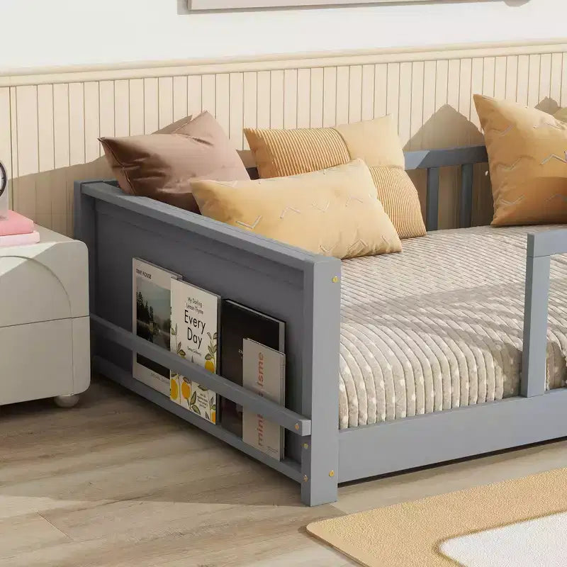 Einzelbett mit Bodenplattform und integriertem Bücherregal, Schutzgittern und stabilem Holzgestell, platzsparendes Design fürs Kinderzimmer