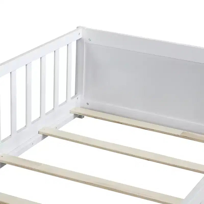 Einzelbett mit Bodenplattform und integriertem Bücherregal, Schutzgittern und stabilem Holzgestell, platzsparendes Design fürs Kinderzimmer
