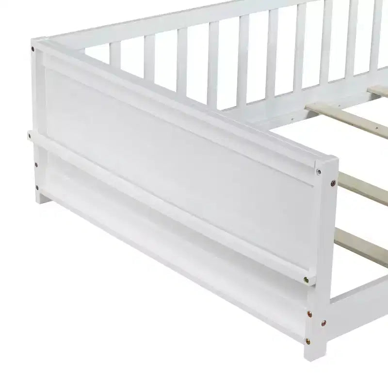 Einzelbett mit Bodenplattform und integriertem Bücherregal, Schutzgittern und stabilem Holzgestell, platzsparendes Design fürs Kinderzimmer